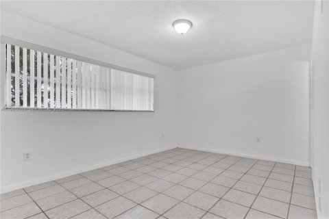 Apartamento en alquiler en Miami, Florida, 2 dormitorios, 76.64 m2 № 2026382 - foto 16