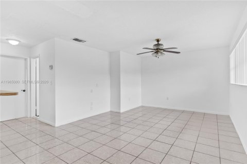 Apartamento en alquiler en Miami, Florida, 2 dormitorios, 76.64 m2 № 2026382 - foto 7