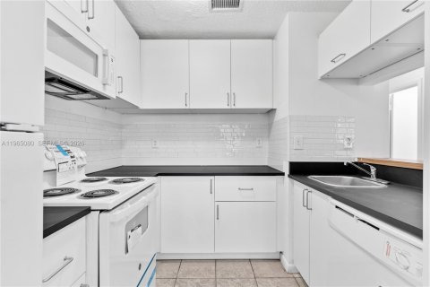 Apartamento en alquiler en Miami, Florida, 2 dormitorios, 76.64 m2 № 2026382 - foto 11