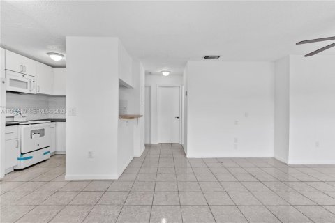 Apartamento en alquiler en Miami, Florida, 2 dormitorios, 76.64 m2 № 2026382 - foto 6