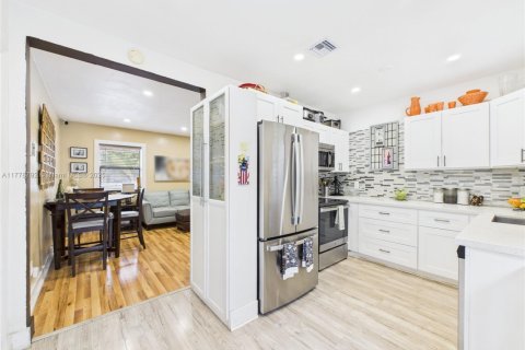 House in Fort Lauderdale, Florida 3 bedrooms, 91.42 sq.m. № 1865505 - photo 8