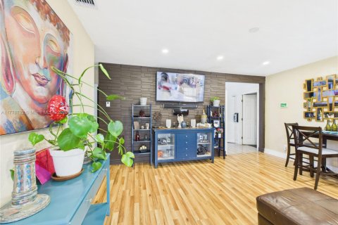 House in Fort Lauderdale, Florida 3 bedrooms, 91.42 sq.m. № 1865505 - photo 4