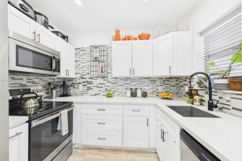 House in Fort Lauderdale, Florida 3 bedrooms, 91.42 sq.m. № 1865505 - photo 9