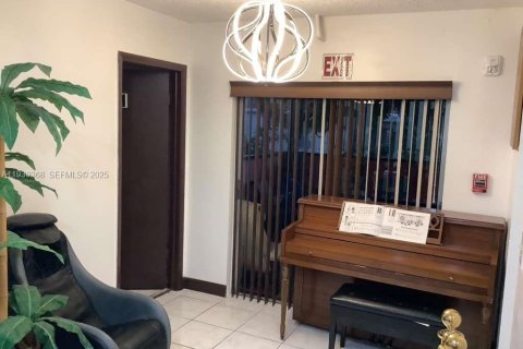 Propiedad comercial en venta en North Lauderdale, Florida № 1989849 - foto 13