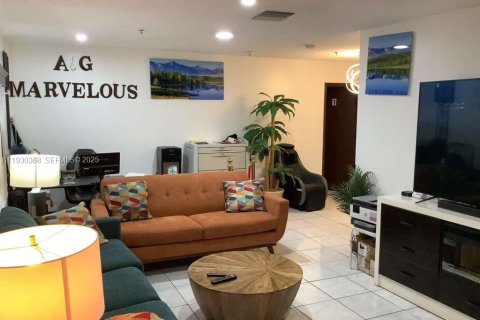 Propiedad comercial en venta en North Lauderdale, Florida № 1989849 - foto 16
