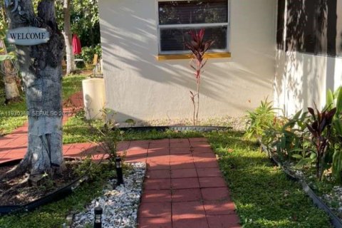 Propiedad comercial en venta en North Lauderdale, Florida № 1989849 - foto 2