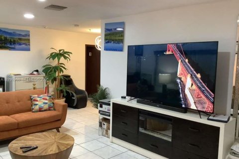 Propiedad comercial en venta en North Lauderdale, Florida № 1989849 - foto 14