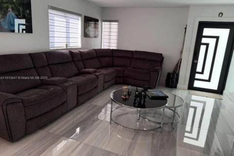 Villa ou maison à vendre à Miami, Floride: 4 chambres, 161.65 m2 № 2015838 - photo 12