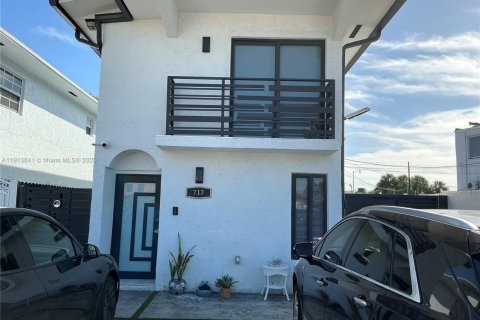 Villa ou maison à vendre à Miami, Floride: 4 chambres, 161.65 m2 № 2015838 - photo 4