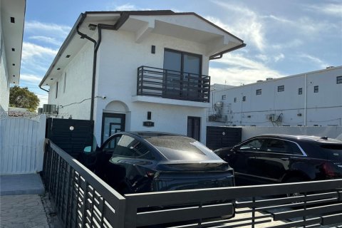 Villa ou maison à vendre à Miami, Floride: 4 chambres, 161.65 m2 № 2015838 - photo 2