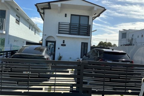 Villa ou maison à vendre à Miami, Floride: 4 chambres, 161.65 m2 № 2015838 - photo 3