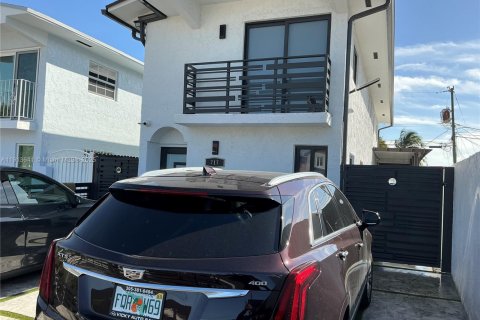 Villa ou maison à vendre à Miami, Floride: 4 chambres, 161.65 m2 № 2015838 - photo 1