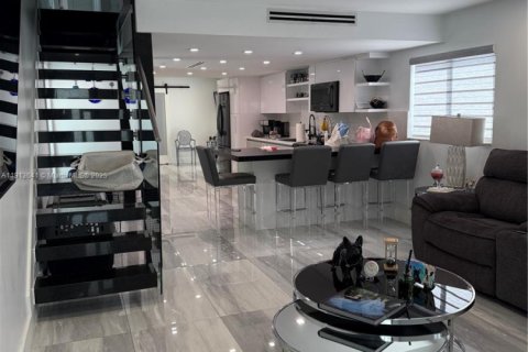 Villa ou maison à vendre à Miami, Floride: 4 chambres, 161.65 m2 № 2015838 - photo 7