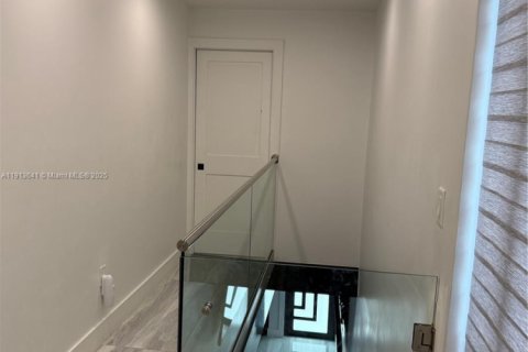 Villa ou maison à vendre à Miami, Floride: 4 chambres, 161.65 m2 № 2015838 - photo 13