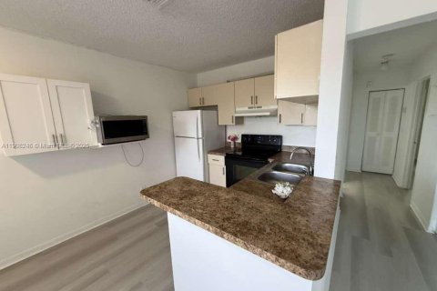 Снять в аренду кондоминиум в Корал-Спрингс, Флорида 2 спальни, 79.9м2, № 1964575 - фото 8