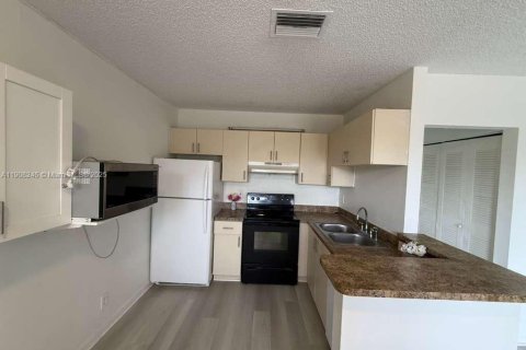 Снять в аренду кондоминиум в Корал-Спрингс, Флорида 2 спальни, 79.9м2, № 1964575 - фото 9