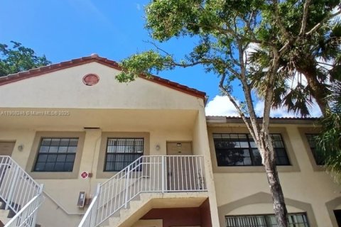 Снять в аренду кондоминиум в Корал-Спрингс, Флорида 2 спальни, 79.9м2, № 1964575 - фото 1