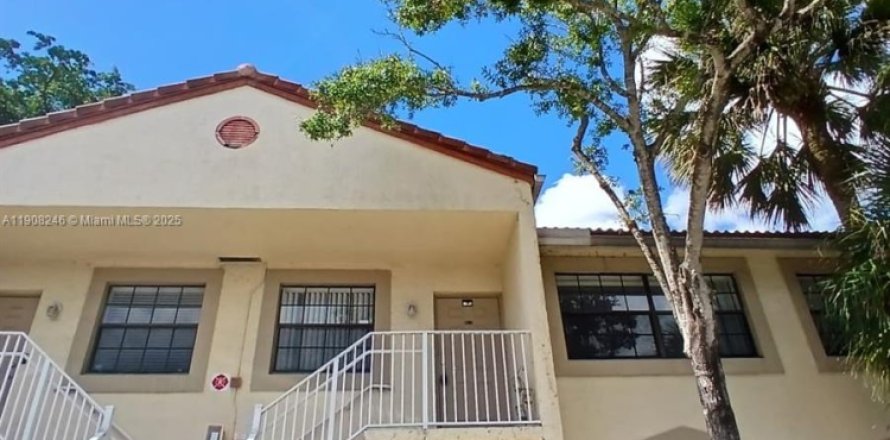 Кондоминиум с 2 спальнями в Корал-Спрингс, Флорида № 1964575