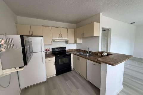 Снять в аренду кондоминиум в Корал-Спрингс, Флорида 2 спальни, 79.9м2, № 1964575 - фото 6