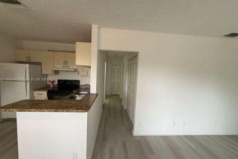 Снять в аренду кондоминиум в Корал-Спрингс, Флорида 2 спальни, 79.9м2, № 1964575 - фото 7