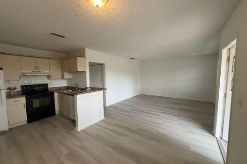 Снять в аренду кондоминиум в Корал-Спрингс, Флорида 2 спальни, 79.9м2, № 1964575 - фото 4