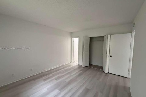 Снять в аренду кондоминиум в Корал-Спрингс, Флорида 2 спальни, 79.9м2, № 1964575 - фото 16