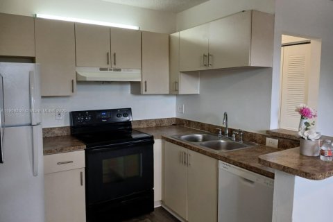 Снять в аренду кондоминиум в Корал-Спрингс, Флорида 2 спальни, 79.9м2, № 1964575 - фото 10