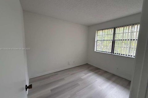 Снять в аренду кондоминиум в Корал-Спрингс, Флорида 2 спальни, 79.9м2, № 1964575 - фото 12