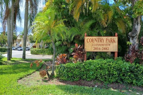 Снять в аренду кондоминиум в Корал-Спрингс, Флорида 2 спальни, 79.9м2, № 1964575 - фото 2