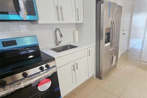 Снять в аренду виллу или дом в Майами, Флорида 2 спальни, 72м2, № 1948385 - фото 5