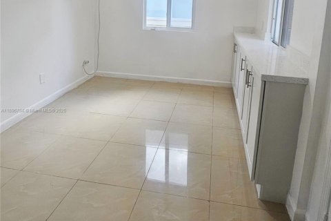 Снять в аренду виллу или дом в Майами, Флорида 2 спальни, 72м2, № 1948385 - фото 6