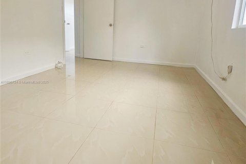 Снять в аренду виллу или дом в Майами, Флорида 2 спальни, 72м2, № 1948385 - фото 12