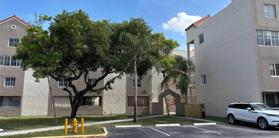 Condominio en Hialeah, Florida, 2 dormitorios № 1957701