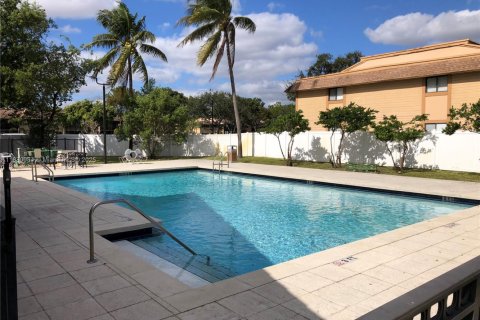 Condominio en venta en Hialeah, Florida, 2 dormitorios, 96.71 m2 № 1957701 - foto 11