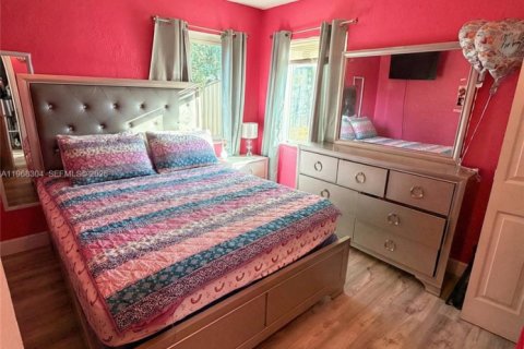 House in West Park, Florida 4 bedrooms, 138.15 sq.m. № 2033410 - photo 8