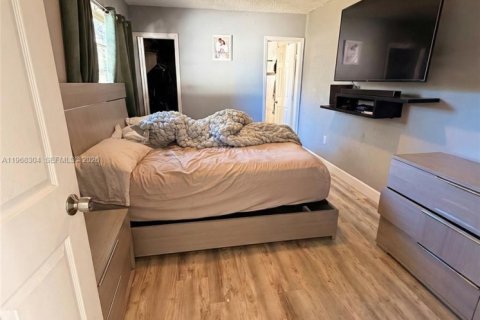 House in West Park, Florida 4 bedrooms, 138.15 sq.m. № 2033410 - photo 15