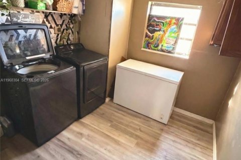 House in West Park, Florida 4 bedrooms, 138.15 sq.m. № 2033410 - photo 12