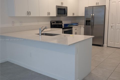 Adosado en alquiler en Pembroke Pines, Florida, 4 dormitorios, 175.4 m2 № 2076333 - foto 6