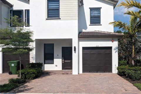 Townhouse in Pembroke Pines, Florida 4 bedrooms, 175.4 sq.m. № 2076333