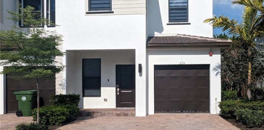 Adosado en Pembroke Pines, Florida 4 dormitorios, 175.4 m2 № 2076333
