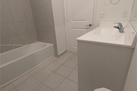 Adosado en alquiler en Pembroke Pines, Florida, 4 dormitorios, 175.4 m2 № 2076333 - foto 18