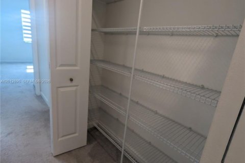Adosado en alquiler en Pembroke Pines, Florida, 4 dormitorios, 175.4 m2 № 2076333 - foto 17
