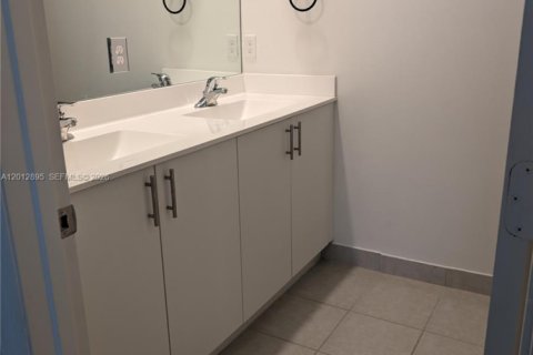 Adosado en alquiler en Pembroke Pines, Florida, 4 dormitorios, 175.4 m2 № 2076333 - foto 13