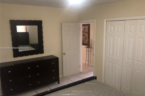 House in Miami, Florida 1 bedroom, 139.35 sq.m. № 2257767 - photo 4
