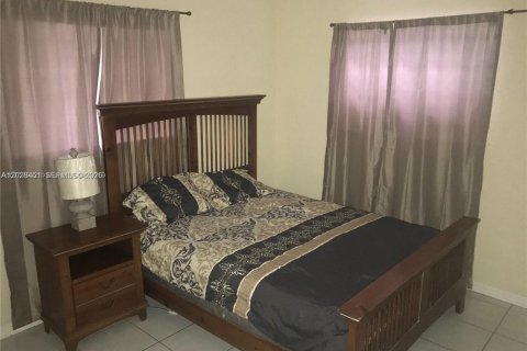 House in Miami, Florida 1 bedroom, 139.35 sq.m. № 2257767 - photo 3