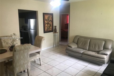 House in Miami, Florida 1 bedroom, 139.35 sq.m. № 2257767 - photo 2