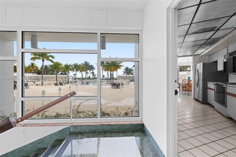Condominio en venta en Miami Beach, Florida, 2 dormitorios, 163.23 m2 № 2030976 - foto 9