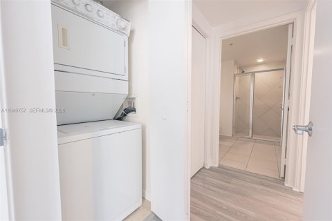Condo in Miami, Florida, 2 bedrooms  № 2052775 - photo 13