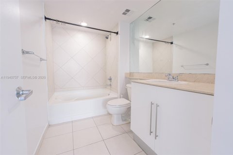 Condo in Miami, Florida, 2 bedrooms  № 2052775 - photo 12