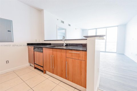 Condo in Miami, Florida, 2 bedrooms  № 2052775 - photo 7
